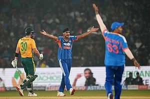 AP Photo/Rafiq Maqbool : India's Arshdeep Singh, centre, appeals unsuccessfully for the wicket of South Africa's Tristan Stubbs during the first T20 International cricket match between India and South Africa in Cuttack, India, Tuesday, Dec. 9, 2025.