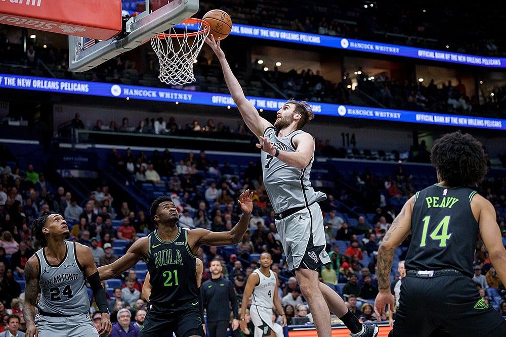 Spurs vs Pelicans NBA 2025 photo-Luke Kornet