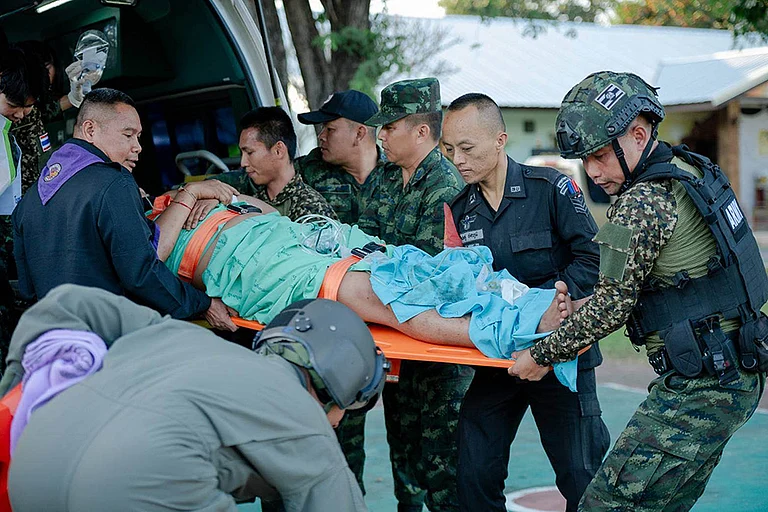 In this photo released by Royal Thai Army, a wounded Thai soldier is carried to be transferred to a hospital in Sisaket province, Thailand after, according to a Thai army spokesperson, Cambodian troops fired into Thai territory. - | Photo: Royal Thai Army via AP