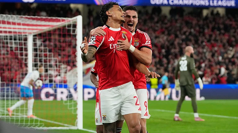 SL Benfica's Richard Rios celebrates with Franjo Ivanovic after scoring his side's first goal during the UEFA Champions League opening phase match against Napoli on December 10, 2025. - | Photo: AP/Armando Franca