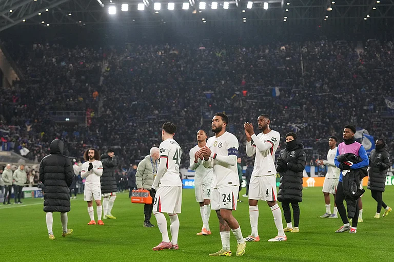 Chelsea players applaud the fans at the end of the Champions League opening phase soccer match between Atalanta and Chelsea, in Bergamo, Italy. - | Photo: AP/Antonio Calanni