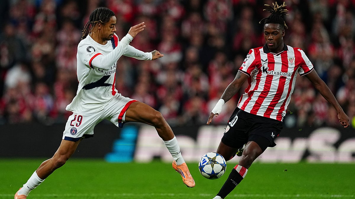 PSG's Bradley Barcola and Athletic Bilbao's Nico Williams challenge for the ball during their UEFA Champions League opening phase match on December 10, 2025.  - | Photo: AP/Miguel Oses