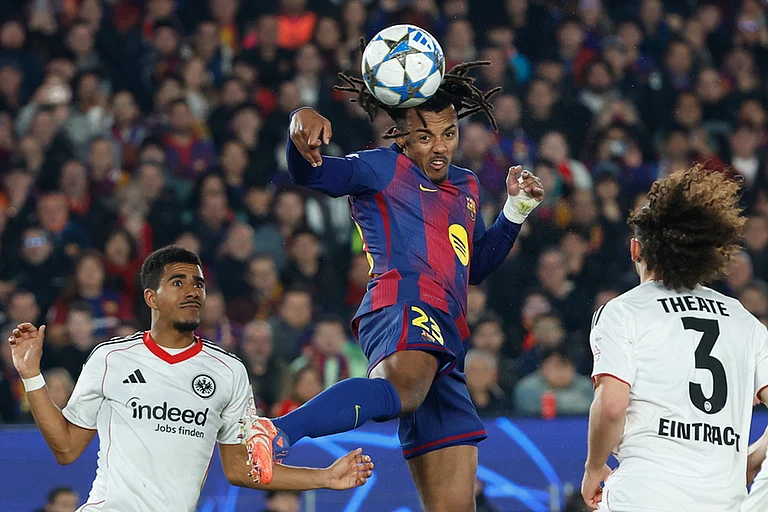 Barcelona's Jules Kounde scores his side's second goal during the Champions League opening phase soccer match between Barcelona and Eintracht Frankfurt in Barcelona, Spain. - | Photo: AP/Joan Monfort