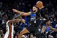 NBA Cup: Magic Advance To Semis Thanks To Desmond Bane Show | Photo: AP/Phelan M. Ebenhack : Orlando Magic guard Jalen Suggs (4) deflects a pass by Miami Heat guard Davion Mitchell, left, during the second half of an NBA Cup basketball game in Orlando, Florida.