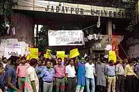 Photo: Animikh Chakrabarty  : Students and teachers of Jadavpur university forms  a human barrier against the upcoming mob of BJP supporters who promised to invade the campus after a ruckus with Babul supriyo