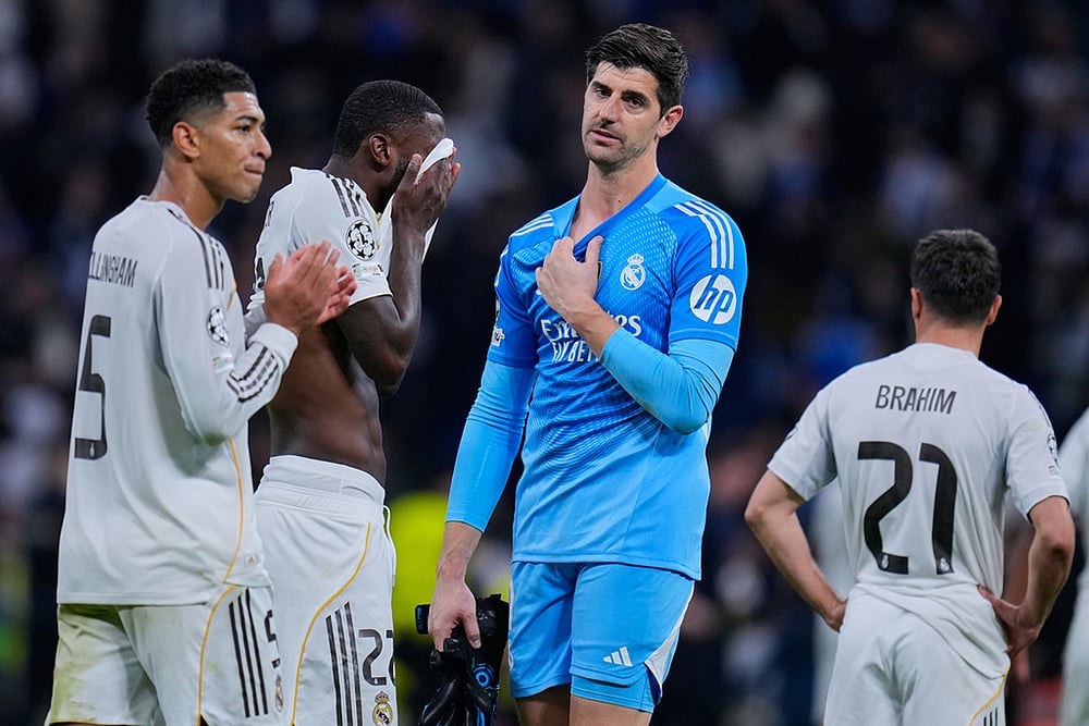 Real Madrid's players stand at the pitch at the end of a Champions League opening phase soccer match between Real Madrid and Manchester City, in Madrid, Spain. - | Photo: AP/Manu Fernandez