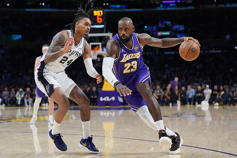 Los Angeles Lakers forward Lebron James (23) drives past San Antonio Spurs guard Devin Vassell (24) during the first half of an NBA Cup basketball game in Los Angeles. - | Photo: AP/Jae C. Hong