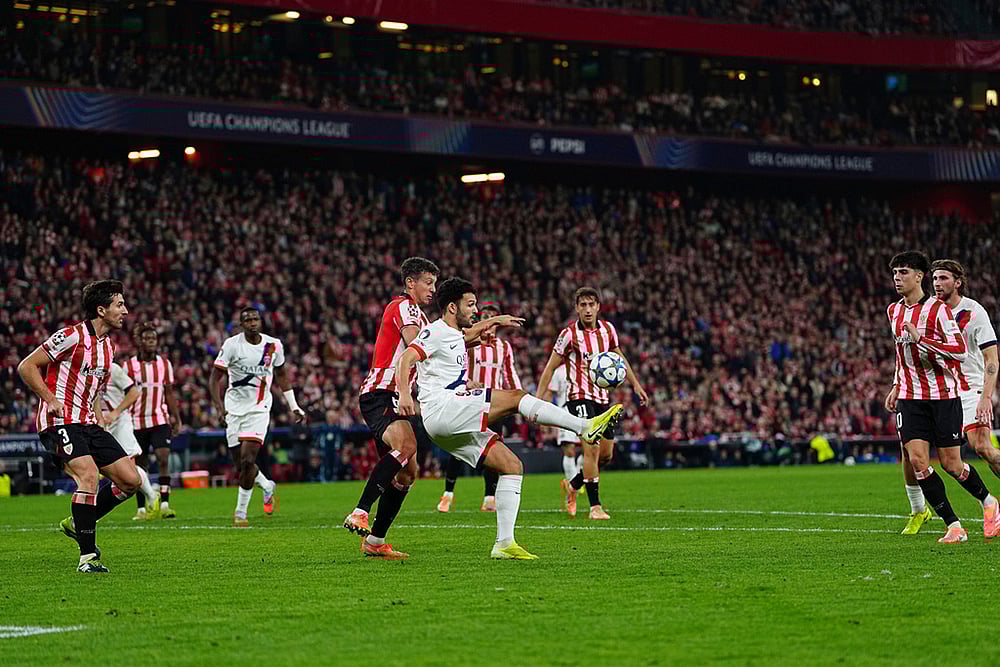 PSG's Goncalo Ramos kicks the ball as Athletic Bilbao's Mikel Vesga tries to stop him during the Champions League opening phase soccer match between Athletic Bilbao and PSG in Bilbao, Spain. - | Photo: AP/Miguel Oses