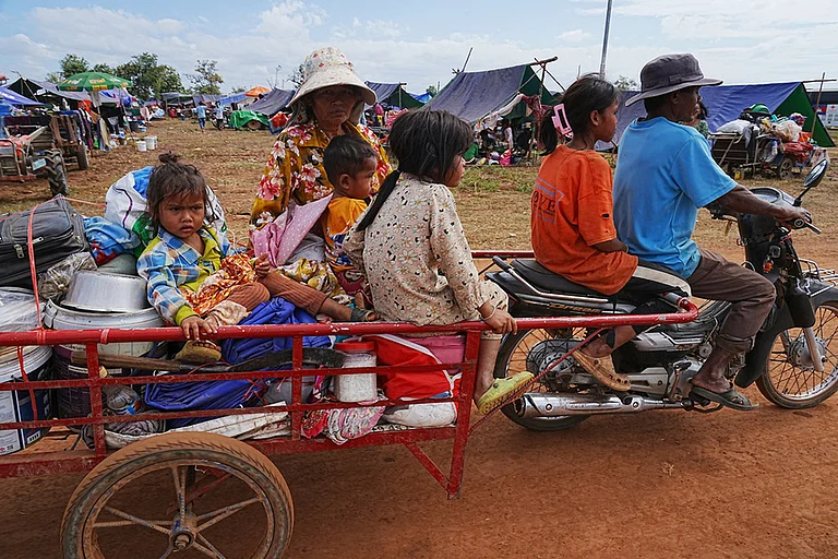 A family arrives to take refuge at Chonkal in Oddar Meanchey province, Cambodia after fleeing from home following fighting between Thailand and Cambodia over territorial claims. - | Photo: AP/Heng Sinith