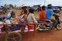 Thailand-Cambodia: Fighting Continues For Fifth Day | Photo: AP/Heng Sinith : A family arrives to take refuge at Chonkal in Oddar Meanchey province, Cambodia after fleeing from home following fighting between Thailand and Cambodia over territorial claims.