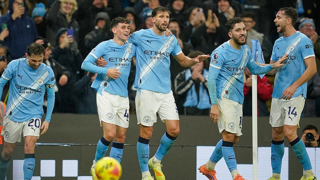 Phil Foden, second left, celebrates with teammates after scoring his side's third goal during the English Premier League match between Manchester City and Sunderland. - Photo: AP