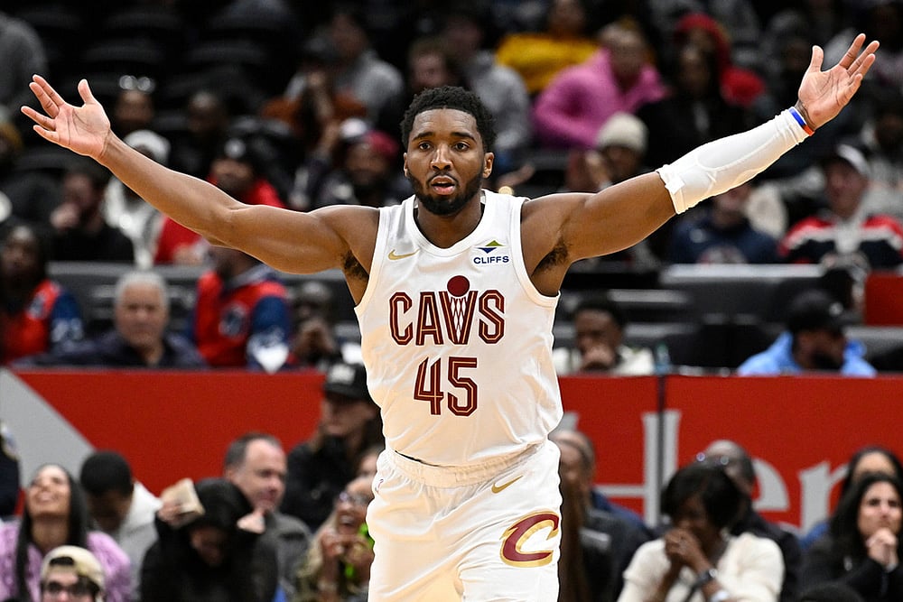 | Photo: AP/John McDonnell : Cleveland Cavaliers guard Donovan Mitchell celebrates after his go-ahead basket late in the second half of an NBA basketball game against the Washington Wizards in Washington. 