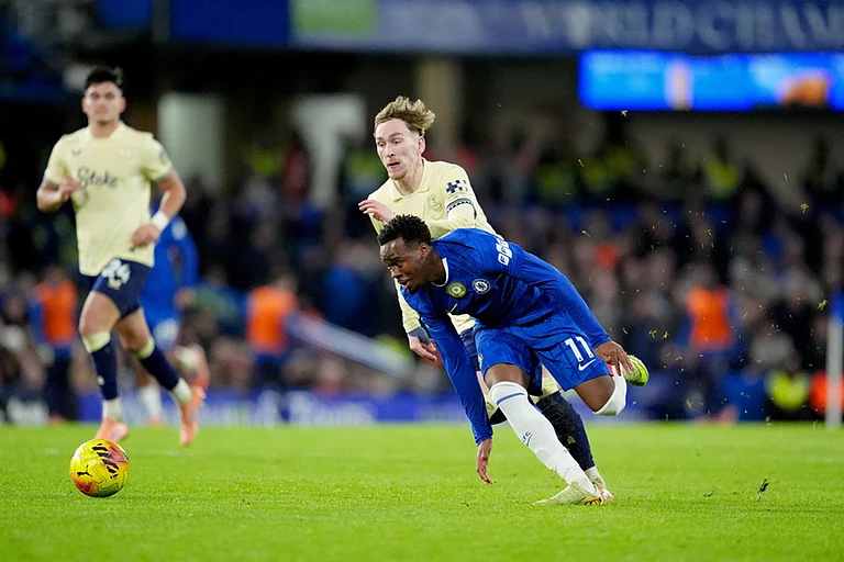Everton's James Garner, back, and Chelsea's Jamie Gittens battle for the ball during the English Premier League soccer match between Chelsea and Everton in London. - | Photo: Adam Davy/PA via AP