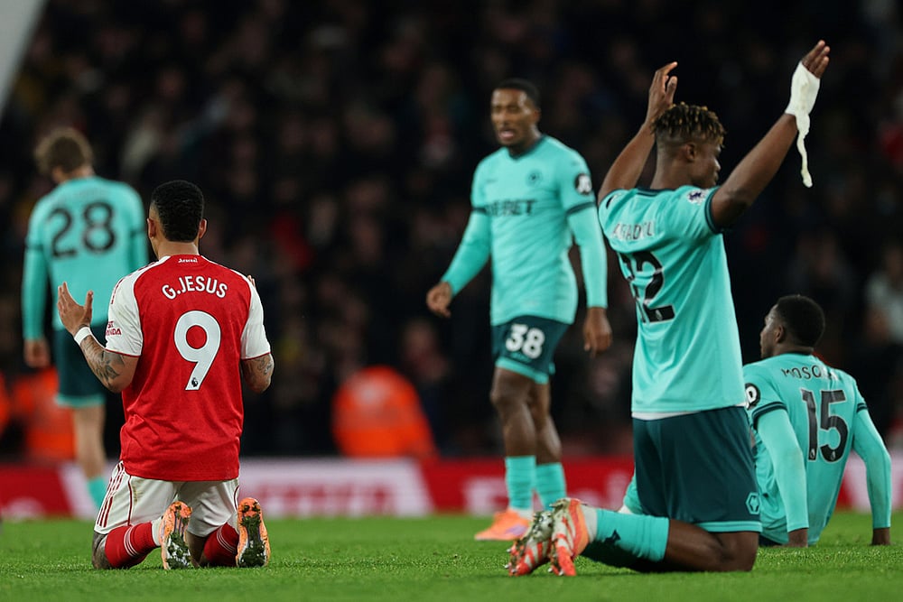 Arsenal's Gabriel Jesus, left, and Wolverhampton Wanderers' Emmanuel Agbadou pray at the end of the English Premier League soccer match between Arsenal and Wolves in London. - | Photo: AP/Richard Pelham