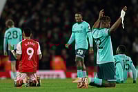 | Photo: AP/Richard Pelham : Arsenal's Gabriel Jesus, left, and Wolverhampton Wanderers' Emmanuel Agbadou pray at the end of the English Premier League soccer match between Arsenal and Wolves in London.