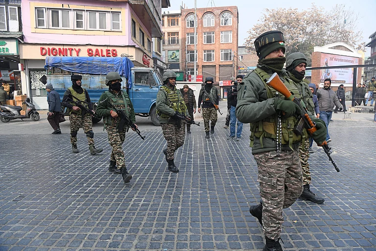 Paramilitary soldiers patrol during a surprise security checking at Lal chowk in Srinagar. - IMAGO / ZUMA Press Wire