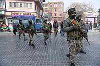 IMAGO / ZUMA Press Wire : Paramilitary soldiers patrol during a surprise security checking at Lal chowk in Srinagar. 