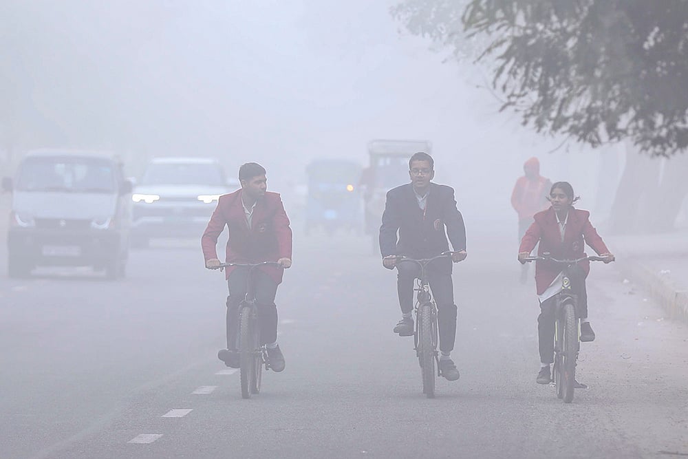Weather: Fog in Noida