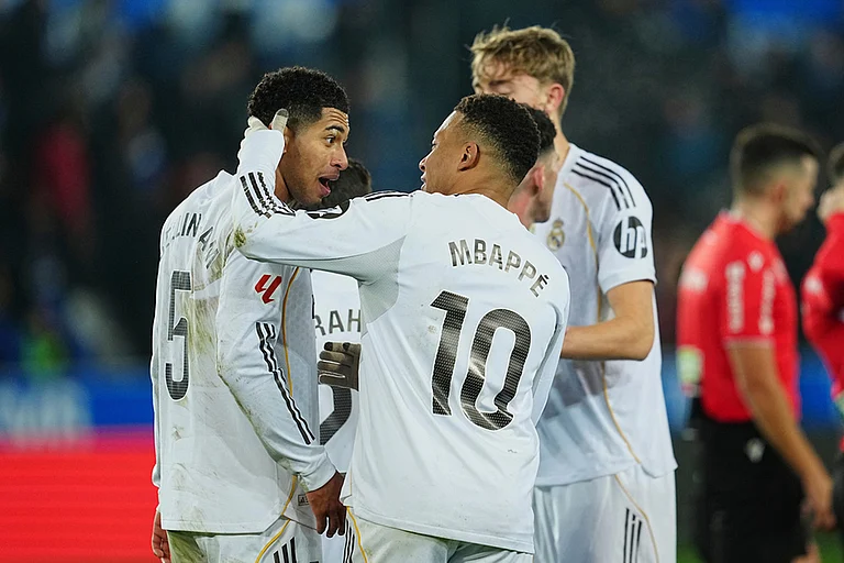 Real Madrid's Kylian Mbappe, centre, celebrates with Jude Bellingham after the Spanish La Liga soccer match between Alaves and Real Madrid in Vitoria-Gasteiz, Spain. - | Photo: AP/Miguel Oses