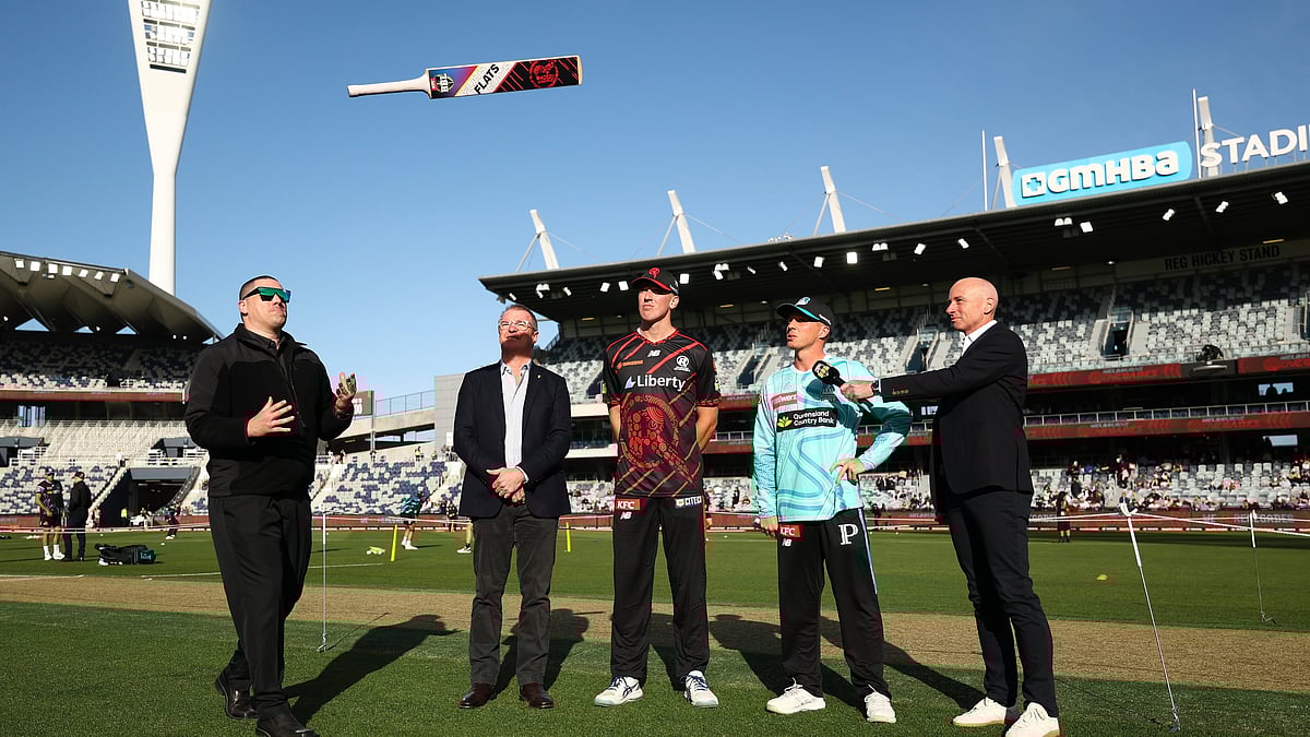 Captains at the bat flip for the Big Bash League 2025-26 match between Melbourne Renegades and Brisbane Heat. - X/BBL