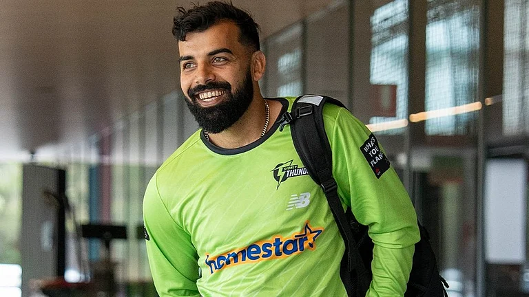 Sydney Thunder's Shadab Khan arriving for training ahead of the Big Bash League match against Hobart Hurricanes on December 16, 2025. - | Photo: X/ThunderBBL