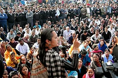 IMAGO / ZUMA Press Wire : CPM Politburo member and Indian lawmaker BRINDA KARAT addresses striking airport workers at the Indira Gandhi International Airport in New Delhi