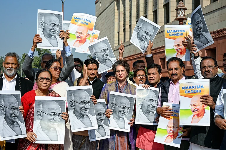 Opposition MPs protest over the MGNREGA being replaced by the VB-G RAM-G bill at the Parliament premises. - IMAGO / ANI News