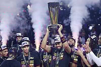 New York Knicks Overcome San Antonio Spurs To Clinch NBA Cup Title | Photo: AP/Ian Maule : New York Knicks center Karl-Anthony Towns (32) celebrates with teammates after his team's victory against the San Antonio Spurs in the NBA Cup championship basketball game in Las Vegas.