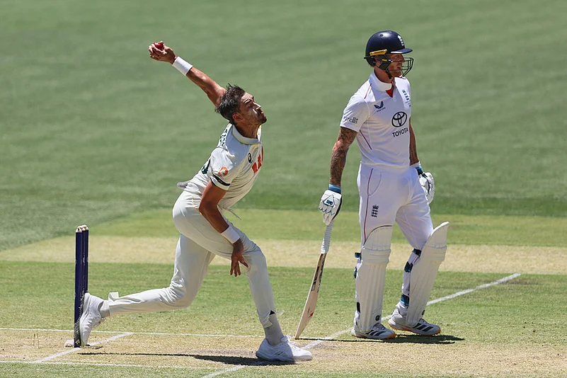 England vs Australia third Ashes cricket test day two-Mitchell Starc