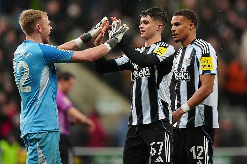 Newcastle United goalkeeper Aaron Ramsdale, left, celebrates with Lewis Miley (67) and Malick Thiaw (12) after the English League Cup quarterfinal soccer match between Newcastle and Fulham in Newcastle upon Tyne, England.  - | Photo: Owen Humphreys/PA via AP
