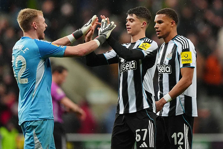 Newcastle United goalkeeper Aaron Ramsdale, left, celebrates with Lewis Miley (67) and Malick Thiaw (12) after the English League Cup quarterfinal soccer match between Newcastle and Fulham in Newcastle upon Tyne, England. - | Photo: Owen Humphreys/PA via AP