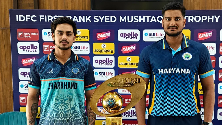 Haryana Vs Jharkhand Live Score, Syed Mushtaq Ali Trophy 2025 Final: Captains Ishan Kishan (left) and Ankit Kumar pose with the trophy. - Photo: X/BCCI Domestic
