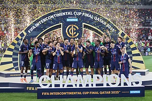 | Photo: AP/Hussein Sayed : PSG's Marquinhos lifts the trophy after winning the FIFA Intercontinental Cup final soccer match between Flamengo and Paris Saint-Germain in Doha, Qatar.