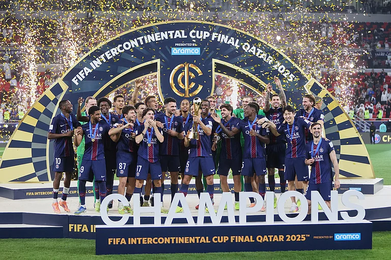 PSG's Marquinhos lifts the trophy after winning the FIFA Intercontinental Cup final soccer match between Flamengo and Paris Saint-Germain in Doha, Qatar. - | Photo: AP/Hussein Sayed