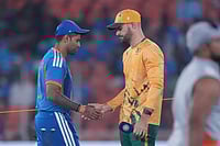 | Photo: AP/Ajit Solanki : India's captain Suryakumar Yadav, left, shake hands with South Africa's captain Aiden Markram after the toss during the fifth T20 cricket match between India and South Africa in Ahmedabad. 
