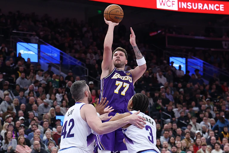 Los Angeles Lakers guard Luka Doncic (77) shoots over Utah Jazz forward Kevin Love (42) and guard Keyonte George (3) during the second half of an NBA basketball game, in Salt Lake City. - | Photo: AP/Rob Gray