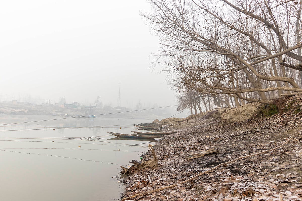 A view of Jhelum River on a cold winter morning in Samboora, a village in Pulwama, south of the capital city Srinagar, Kashmir. The Kashmir Valley is facing an 86% rainfall deficit due to a prolonged dry spell, causing water levels to decline across its rivers and tributaries and raising concerns over forest fires, as surface heating, dry vegetation and depleted soil moisture.  - IMAGO / Zuma Press Wire