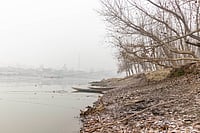 IMAGO / Zuma Press Wire : A view of Jhelum River on a cold winter morning in Samboora, a village in Pulwama, south of the capital city Srinagar, Kashmir. The Kashmir Valley is facing an 86% rainfall deficit due to a prolonged dry spell, causing water levels to decline across its rivers and tributaries and raising concerns over forest fires, as surface heating, dry vegetation and depleted soil moisture. 