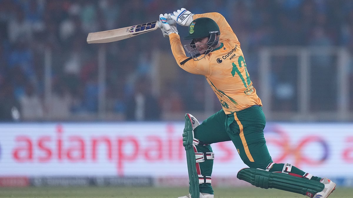 South Africa's Quinton de Kock plays a shot during the fifth T20 cricket match between India and South Africa in Ahmedabad, India, Friday, Dec. 19, 2025. - (AP Photo/Ajit Solanki)