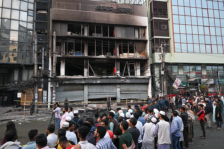 People eager to see the aftermath of the attack, vandalism, and arson incident gather in front of the Prothom Alo office building in Karwan Bazar. Violence broke out in Dhaka following the death of youth leader Sharif Osman Hadi, a key figure in Bangladesh™s 2024 pro-democracy uprising, who died in Singapore from injuries sustained in an assassination attempt. - IMAGO / ZUMA Press Wire