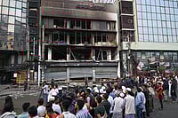 IMAGO / ZUMA Press Wire : People eager to see the aftermath of the attack, vandalism, and arson incident gather in front of the Prothom Alo office building in Karwan Bazar. Violence broke out in Dhaka following the death of youth leader Sharif Osman Hadi, a key figure in Bangladesh™s 2024 pro-democracy uprising, who died in Singapore from injuries sustained in an assassination attempt. 