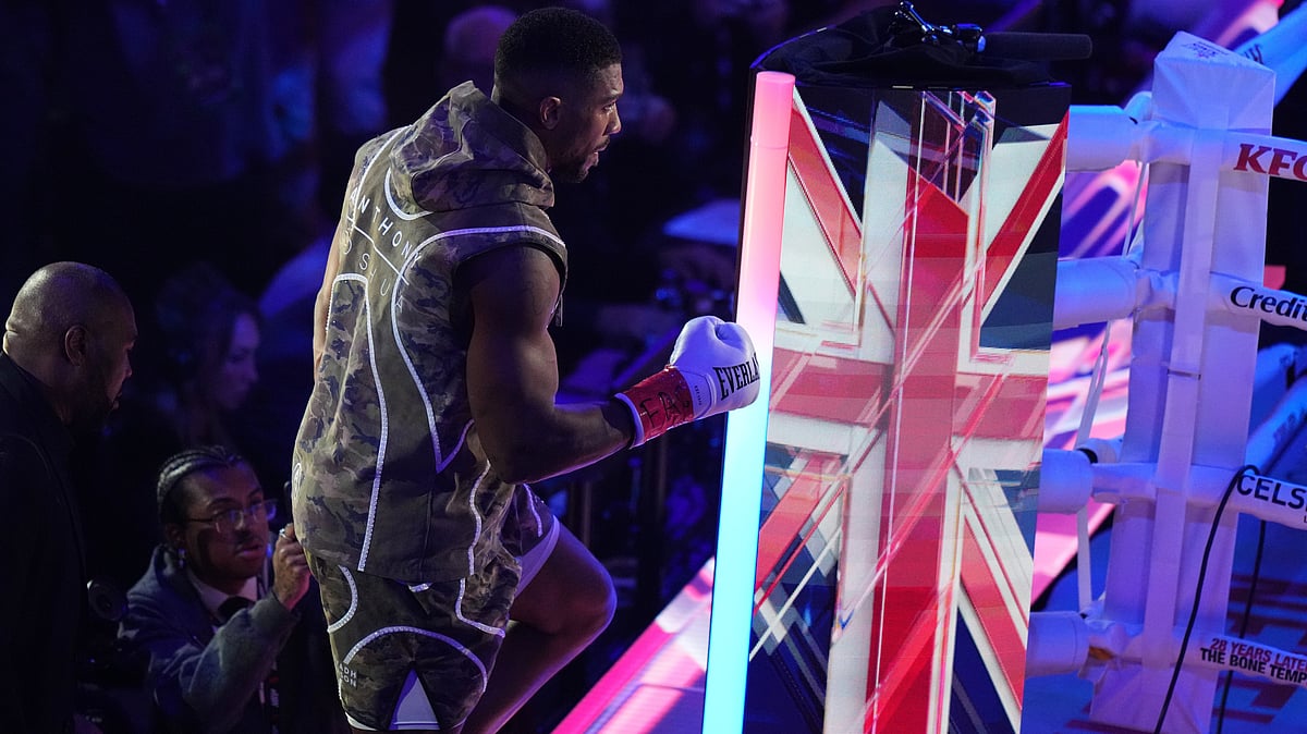 Anthony Joshua arrives for the heavyweight boxing match against Jake Paul, Friday, Dec. 19, 2025, in Miami, Fla. - | Photo: AP/Lynne Sladky