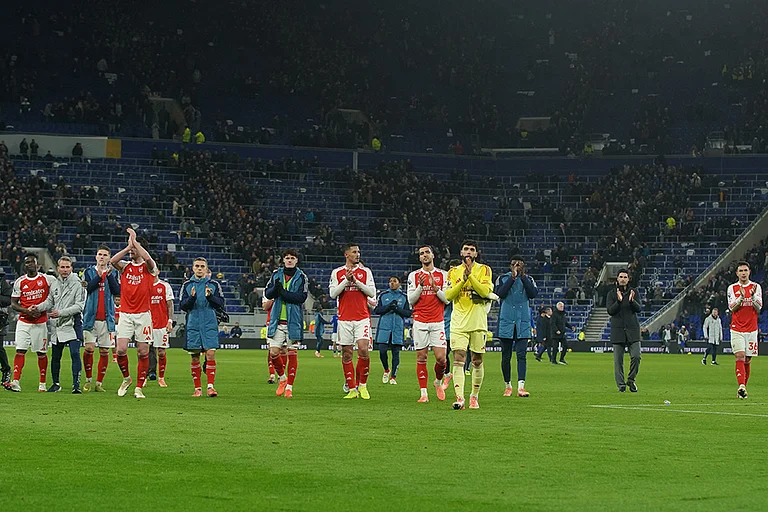 Arsenal players greet fans after the English Premier League soccer match between Everton and Arsenal in Liverpool, England. - | Photo: AP/Ian Hodgson