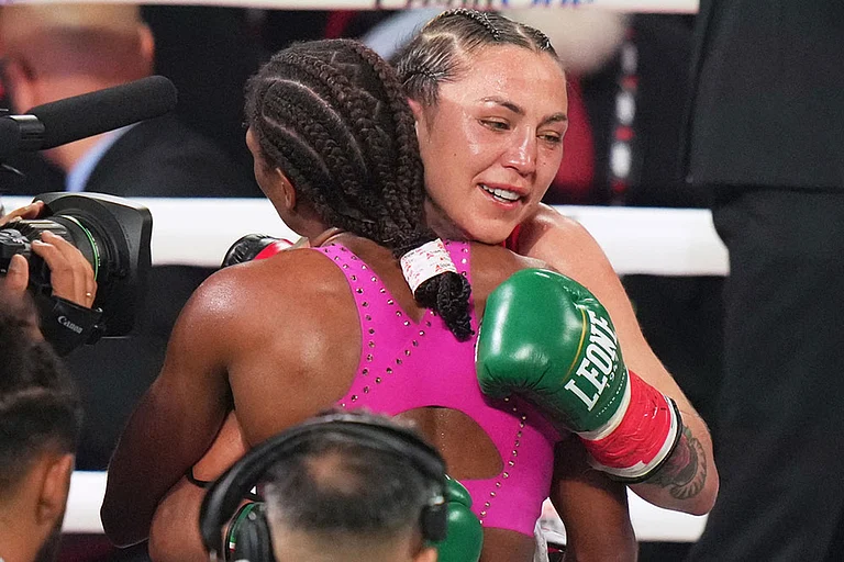 Camila Panatta, right, embraces Caroline Dubois, left, after Dubois won their WBC lightweight world title fight in Miami. - | Photo: AP/Lynne Sladky