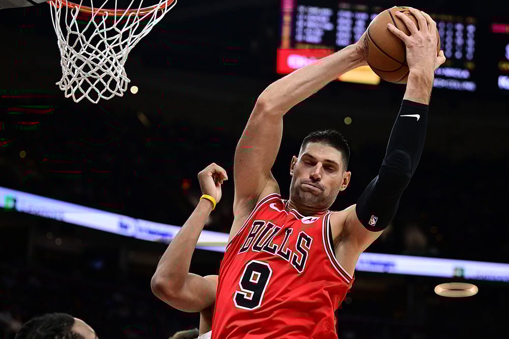 Chicago Bulls center Nikola Vucevic rebounds in the second half of an NBA basketball game against the Cleveland Cavaliers in Cleveland.  - | Photo: AP/David Dermer