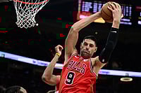 NBA: Chicago Bulls Storm To 136-125 Win Over Short-Handed Cleveland Cavaliers | Photo: AP/David Dermer : Chicago Bulls center Nikola Vucevic rebounds in the second half of an NBA basketball game against the Cleveland Cavaliers in Cleveland.