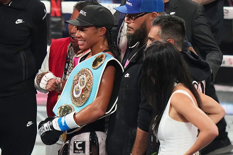 Alycia Baumgardner, left, poses with her belt after her during super-featherweight fight against Lela Beaudoin in Miami. - | Photo: AP/Lynne Sladky