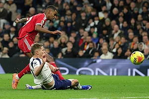 | Photo: AP/Ian Walton : Liverpool's Alexander Isak, top, scores the opening goal during the English Premier League soccer match between Tottenham and Liverpool in London.