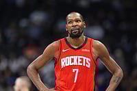 NBA: Kevin Durant Stars As Houston Rockets Ease Past Denver Nuggets 115-101 | Photo: AP/David Zalubowski : Houston Rockets forward Kevin Durant heads to the bench late in an NBA basketball game against the Denver Nuggets in Denver.