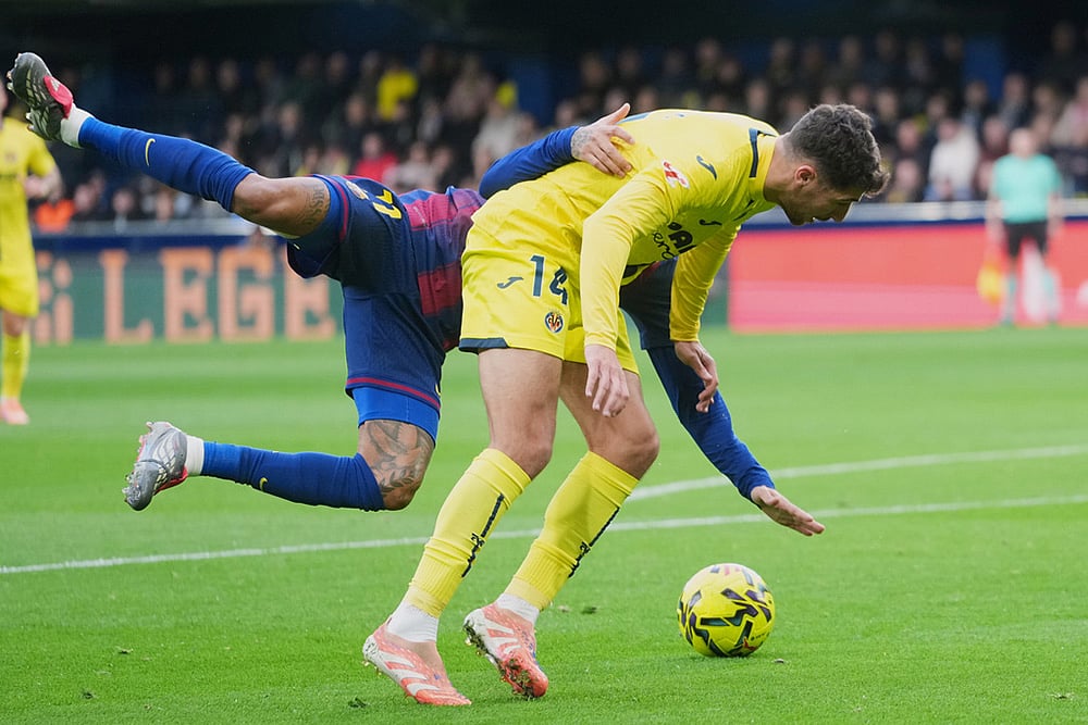 Villarreal CF Vs FC Barcelona Spanish La Liga soccer-Santi Comesana